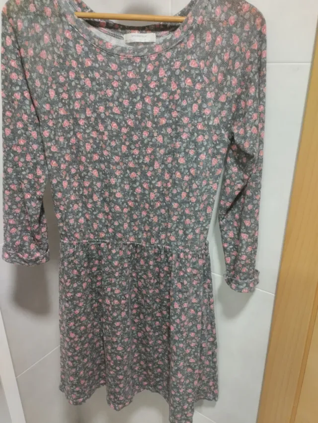 Vestido estampado floral gris y rosa