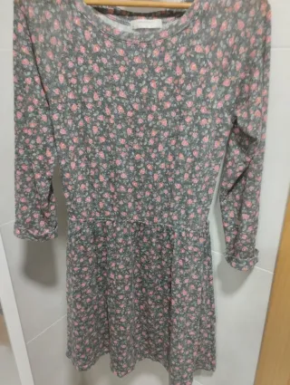 Vestido estampado floral gris y rosa