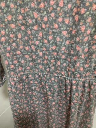 Vestido estampado floral gris y rosa