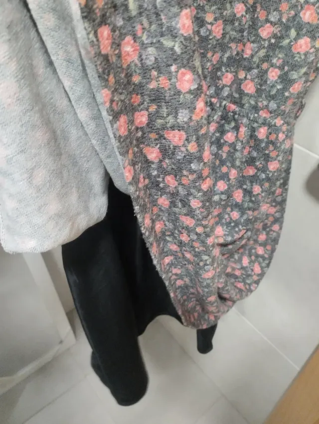 Vestido estampado floral gris y rosa