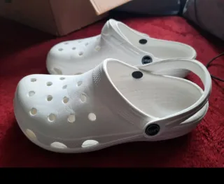 Chanclas de goma blancas tipo crocs