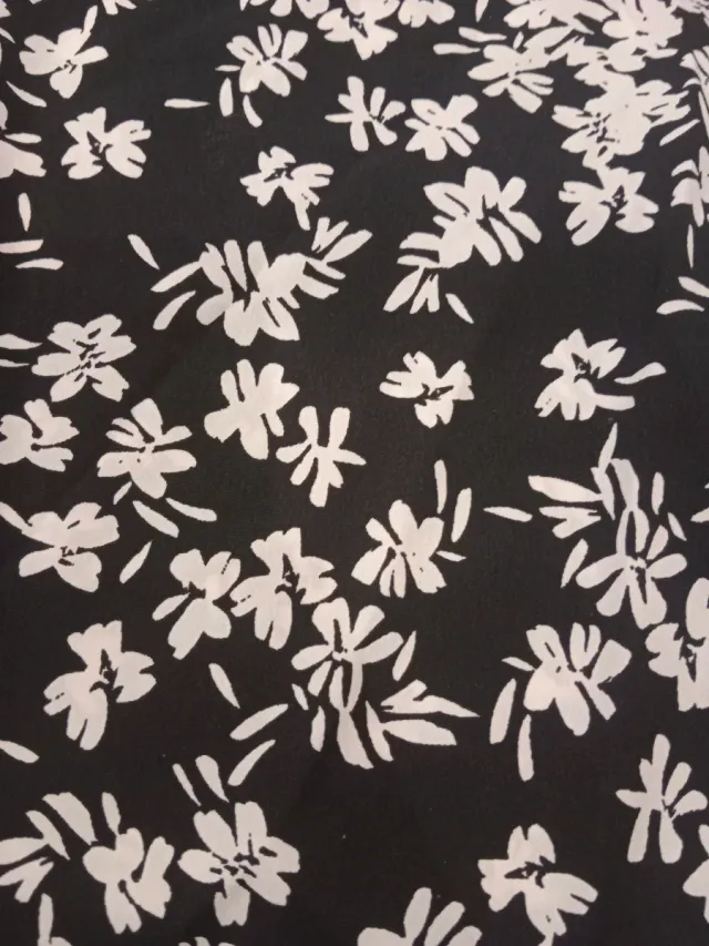 Camiseta tirantes flores blanco y negro