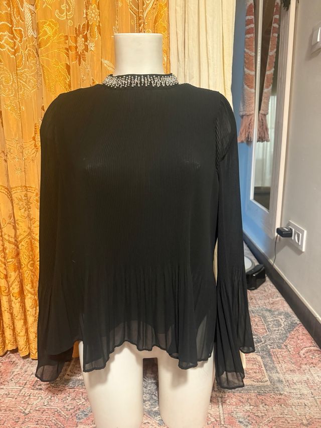 Camisa negra con pedrería