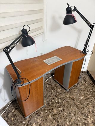 Tavolo per manicure con lampade