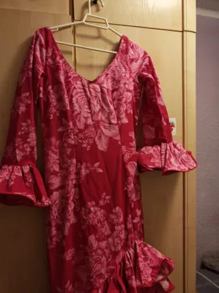 Vestido Sevillana Flores es talla 38