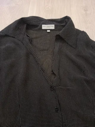 Camisa ANA SEBASTIAN negra topos blancos