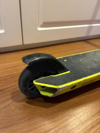 Patinete Oxelo Negro y Amarillo