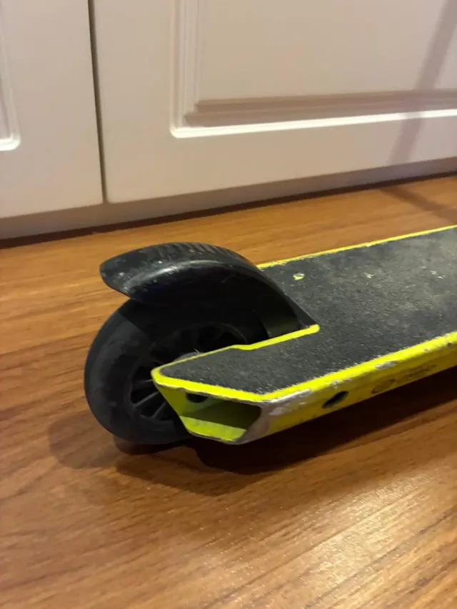 Patinete Oxelo Negro y Amarillo