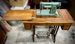 Máquina de coser Alfa antigua con mesa