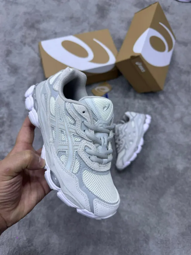 Zapatillas ASICS grises y blancas