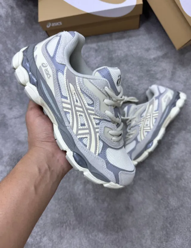 Zapatillas ASICS grises y blancas