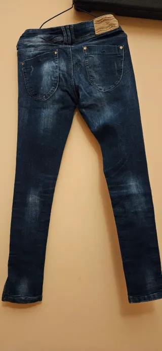 Pantalón vaquero pitillo  con cremalleras