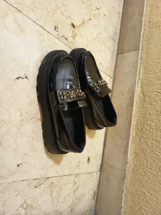 Zapatos Zara Negros Brillantes con Pedrería