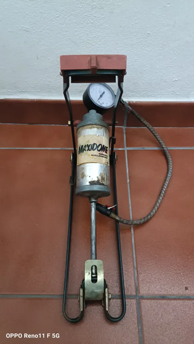 Bomba de pie MAXIDONE con manómetro