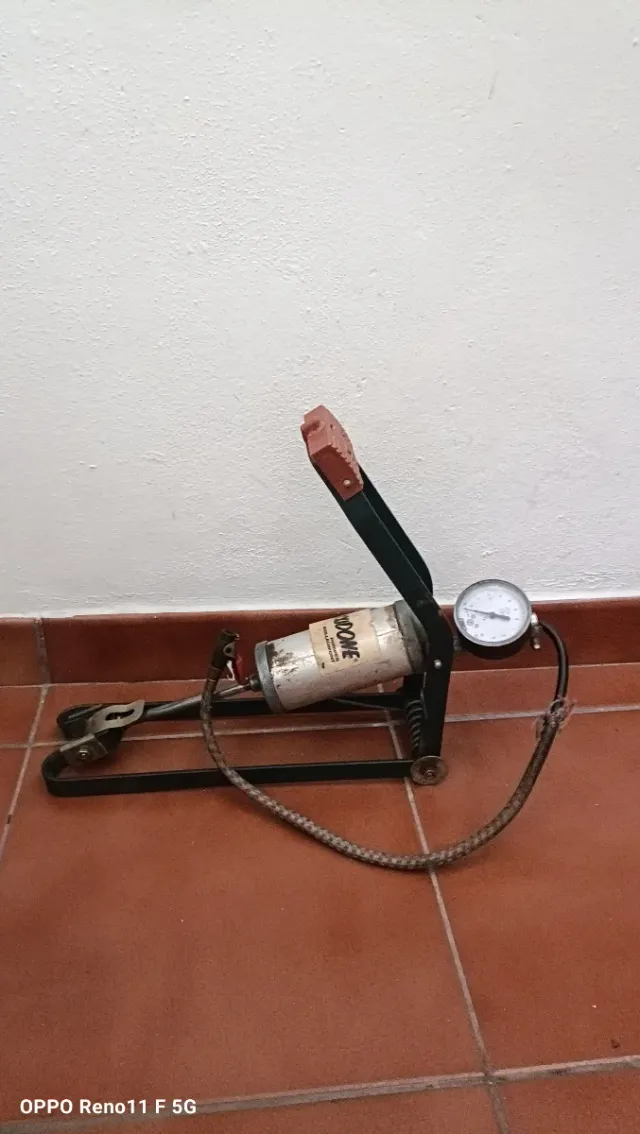 Bomba de pie MAXIDONE con manómetro