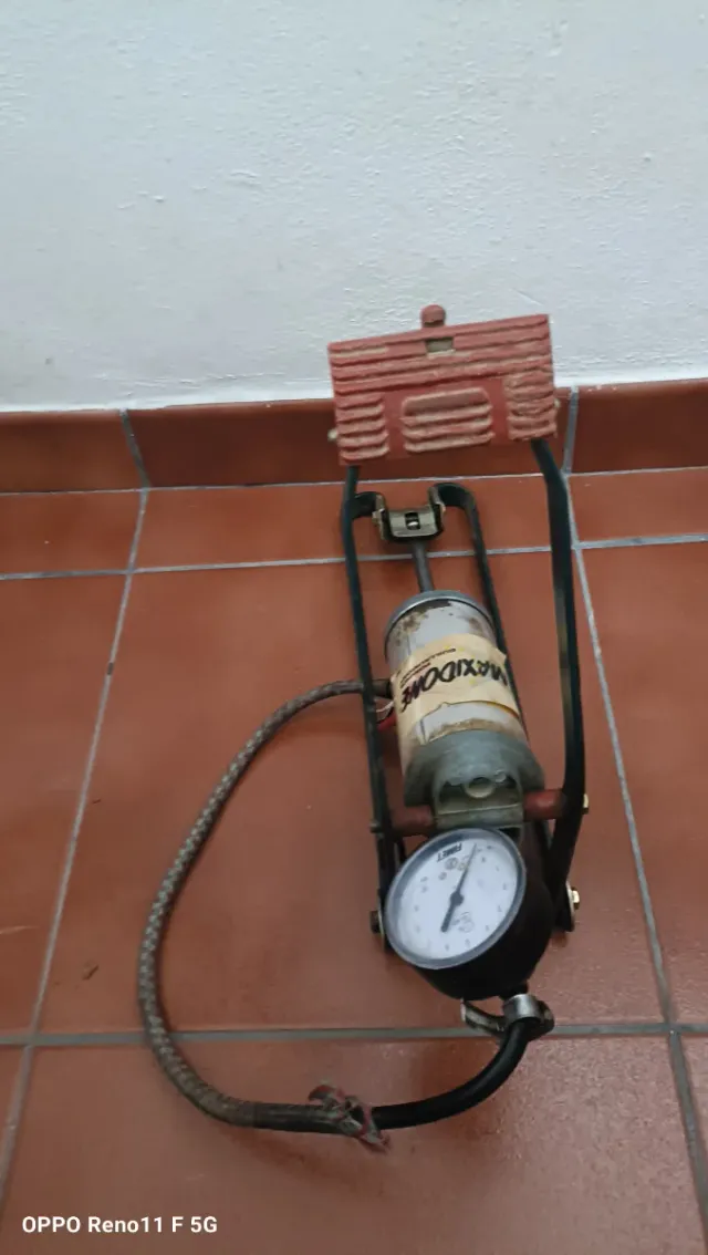 Bomba de pie MAXIDONE con manómetro