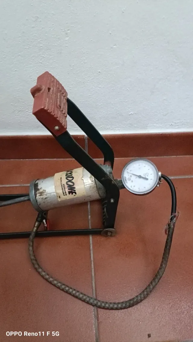 Bomba de pie MAXIDONE con manómetro