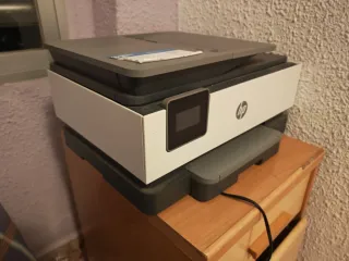 Impresora HP Blanca y Gris 2 veces usada está nuev