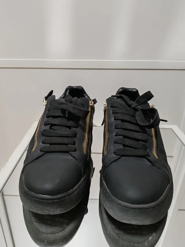 Zapatillas negras con cremallera dorada