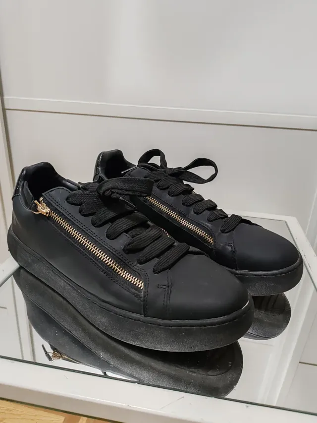 Zapatillas negras con cremallera dorada