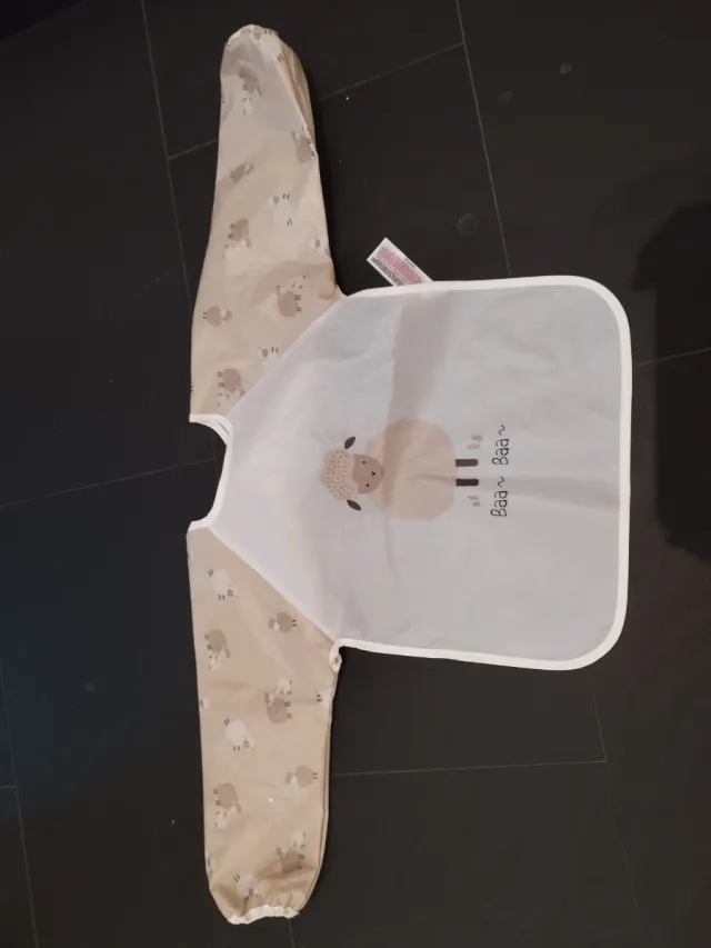 Babero Primark con mangas, nuevo