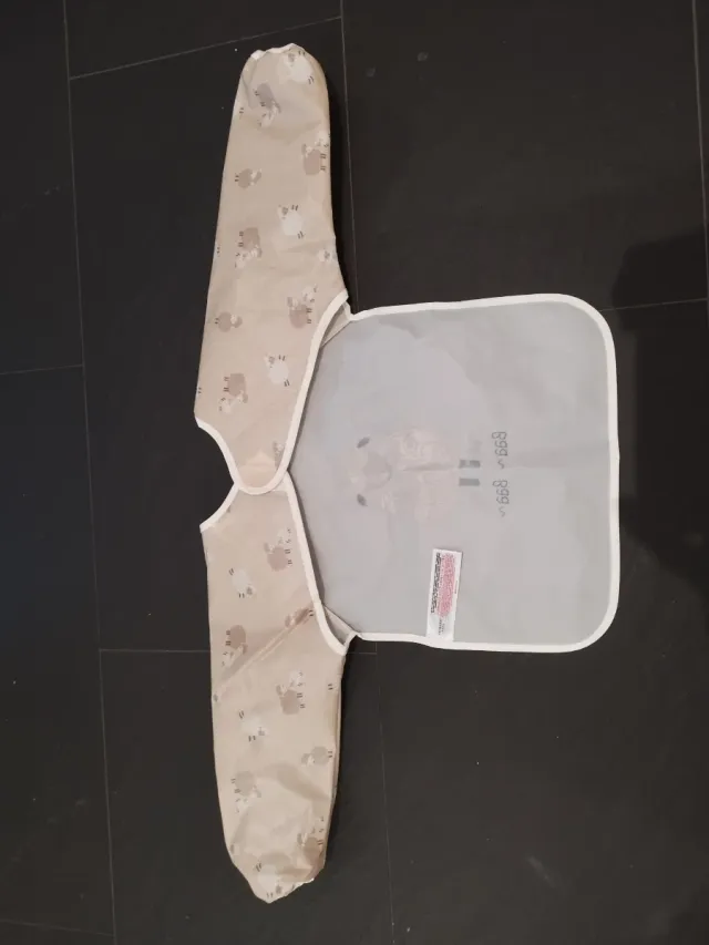 Babero Primark con mangas, nuevo