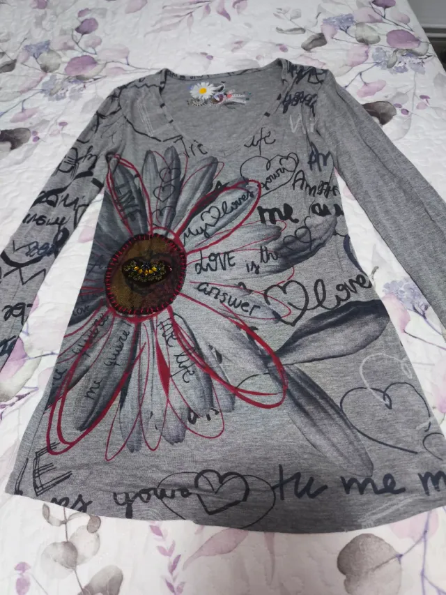 Camiseta Desigual Gris con Flor