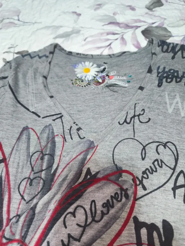 Camiseta Desigual Gris con Flor