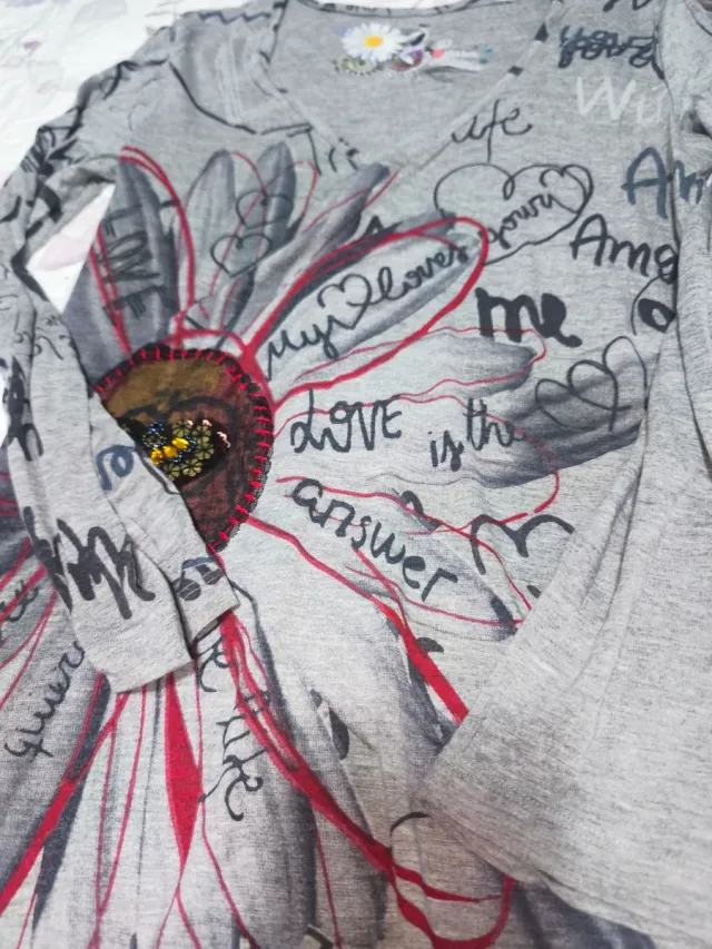 Camiseta Desigual Gris con Flor