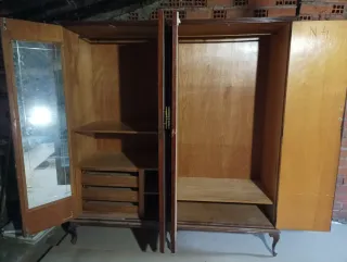 Armario antiguo de madera