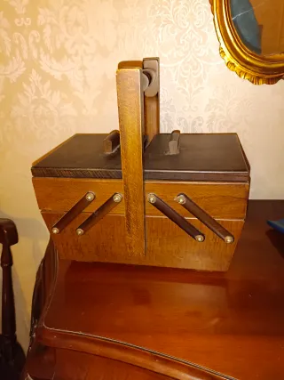 Cassetta cucito vintage in legno