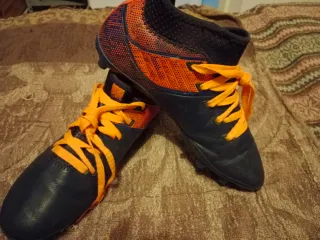 Zapatillas Fútbol Kipsta azul marino y Naranjas