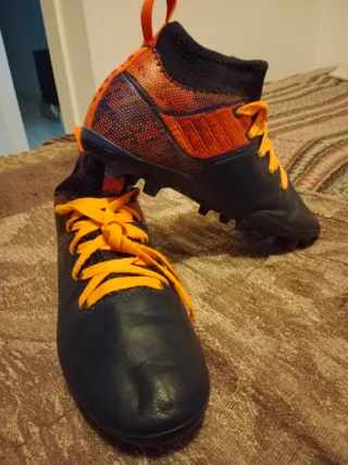 Zapatillas Fútbol Kipsta azul marino y Naranjas