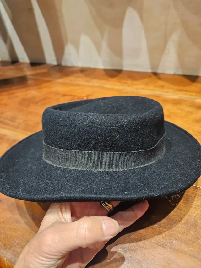 Cappello in feltro nero