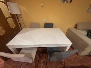 Mesa extensible y 4 sillas 1,40 largo 84 ancho
