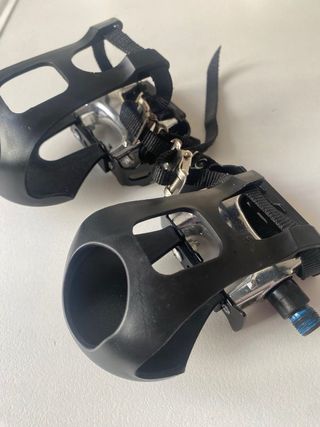 Pedales de bicicleta con correas