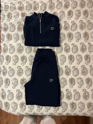 Conjunto de chándal Prozis azul.