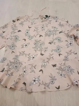 Camisa rosa con estampado floral y mariposas