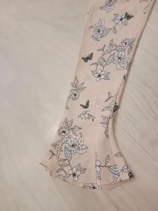 Camisa rosa con estampado floral y mariposas