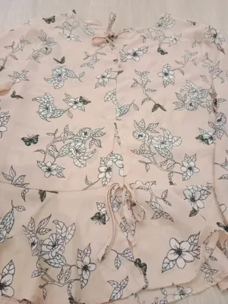 Camisa rosa con estampado floral y mariposas