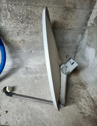 Parabola satellitare bianca