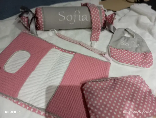 Lote bebé: cojín, babero y neceser