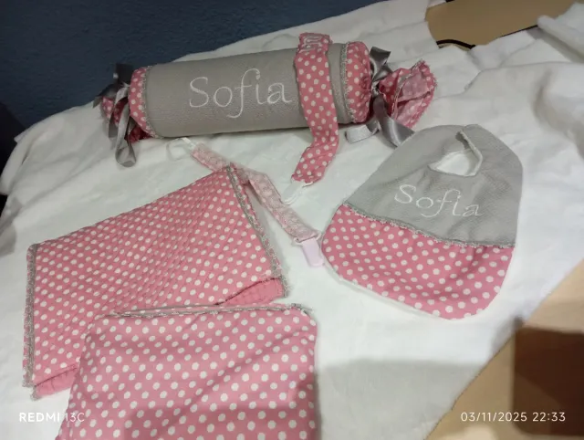 Lote bebé: cojín, babero y neceser