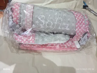 Lote bebé: cojín, babero y neceser