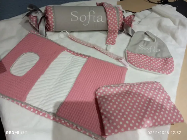 Lote bebé: cojín, babero y neceser