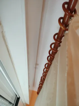 Cortina Beige y Blanca con Diseño