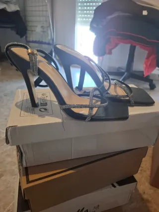 Sandalias de tacón negras con pedrería