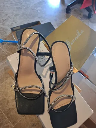 Sandalias de tacón negras con pedrería