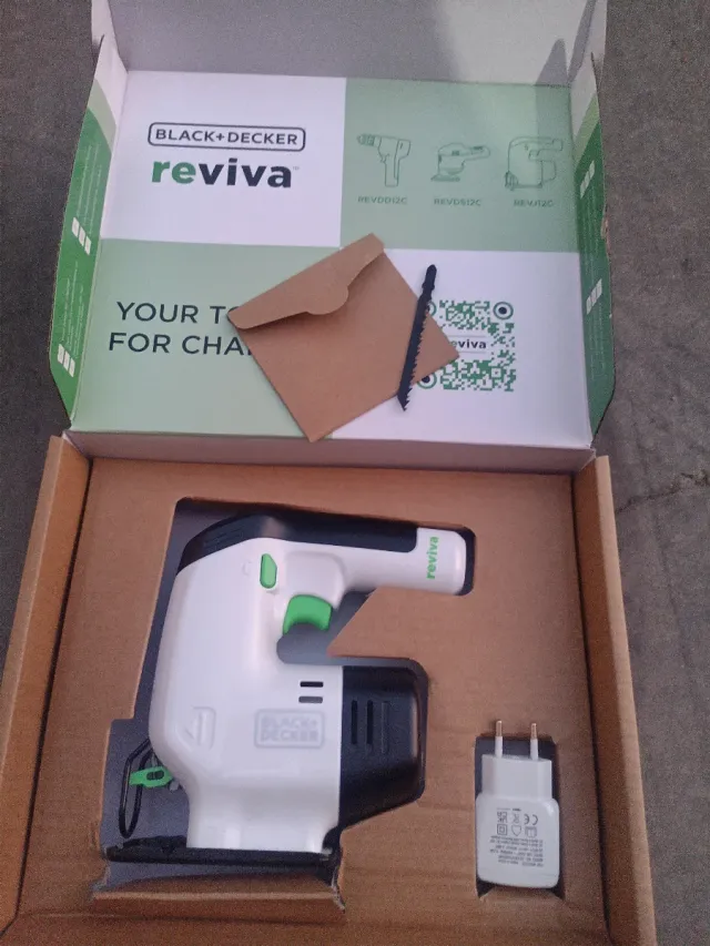 Sierra Eléctrica Black+Decker Reviva 12V