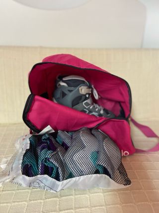 Patines en línea, protecciones y bolso.